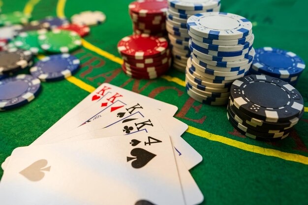 gunung Lightning Roulette live dealer table with wheel, lucky numbers display, and betting layout on mobile phone