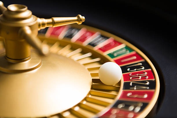 Live dealer Singapore Pools draw on gunung mobile app with number grid and prediction board